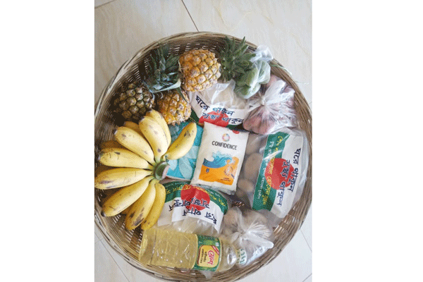 খুলনায় করোনা আক্রান্তদের পরিবারকে খাদ্য সামগ্রী প্রদান 

