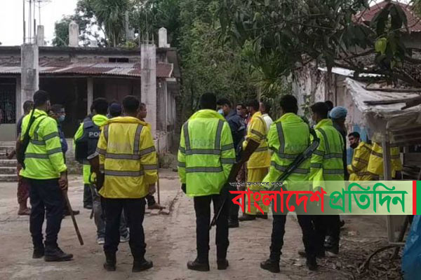 নাটোরে জুমার নামাজ পড়া নিয়ে পুলিশ-এলাকাবাসীর সংঘর্ষ, আহত ৫ 