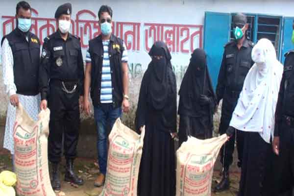গাজীপুরের এতিমখানায় চাল বিতরণ র্যাবের