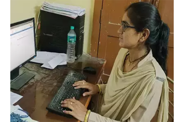 করোনাকে হারাতে দায়িত্বে অবিচল ৭ মাসের অন্তঃসত্ত্বা এই পুলিশকর্মী