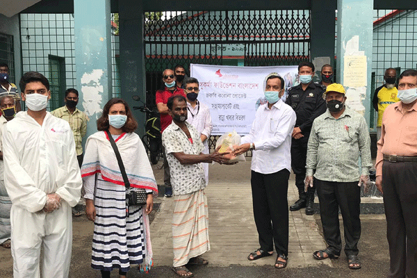 পাবনায় কর্মহীন মানুষের মধ্যে খাদ্য সহায়তা 

