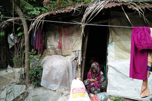 দুইদিনের অনাহারী বিধবার ঘরে খাদ্যসামগ্রী পৌঁছে দিলো ‘টিম সংশপ্তক’
