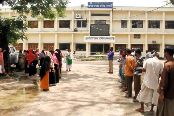 ঝালকাঠিতে ত্রাণের দাবিতে ডিসি কার্যালয়ের সামনে বিক্ষোভ