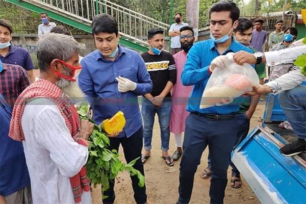 ট্রাক নিয়ে ঘুরে ঘুরে ত্রাণ দিচ্ছেন ছাত্রলীগের শীর্ষ দুই নেতা