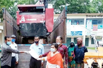 শুধু নড়াইল নয়, সারাদেশেই ধানকাটা মেশিন দিয়েছে সরকার