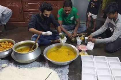 
সেহরি নিয়ে ছিন্নমূল মানুষের পাশে একদল তরুণ