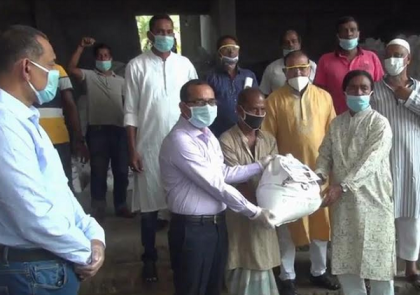 মে দিবসে ৬৩০০ শ্রমিককে এমপি শেখ তন্ময়ের খাদ্য সহায়তা