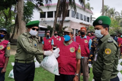মেহেরপুরে আনসার সদস্যদের মধ্যে খাদ্যসামগ্রী বিতরণ