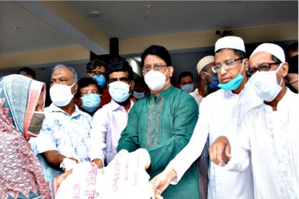 মে দিবসে হুইপ ইকবালুর রহিমের ত্রাণ বিতরণ