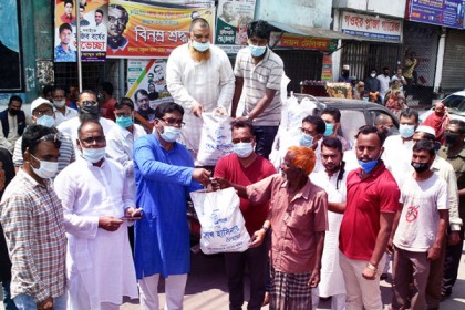 বগুড়ায় কর্মহীন মানুষের মাঝে খাদ্যসামগ্রী বিতরণ 