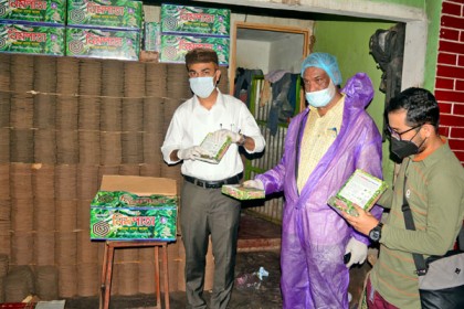 বগুড়ায় নিমপাতা মশার কয়েলের
৫০ হাজার টাকা জরিমানা