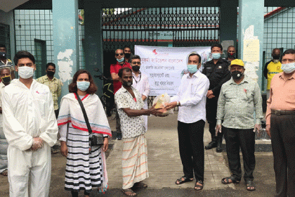 পাবনায় কর্মহীন মানুষের মধ্যে খাদ্য সহায়তা 

