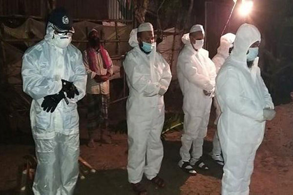 অবশেষে পুলিশের মানবিক সহায়তায় চাঁদপুরে সেই গৃহবধূর দাফন সম্পন্ন