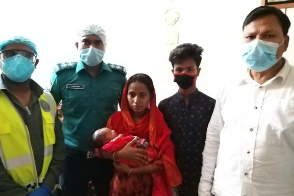 বিল পরিশোধ করে মায়ের কোলে নবজাতককে ফিরিয়ে দিল পুলিশ