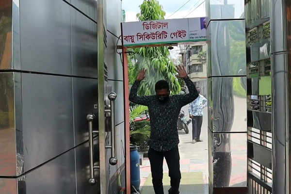 নেত্রকোনায় পুলিশ লাইনে মানুষ ছাড়াই জীবাণুনাশক স্প্রে (ভিডিও)