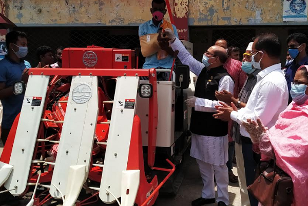 মোরেলগঞ্জে ধানকাটাসহ বহুমুখী পদ্ধতির মেশিন হস্তান্তর