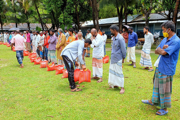 ঠাকুরগাঁওয়ে বিএনপি মহাসচিবের পক্ষে ত্রাণ বিতরণ

