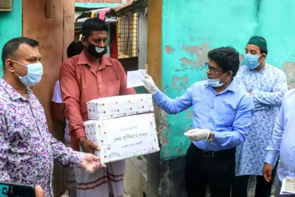 উপহার নিয়ে স্বাস্থ্যকর্মীর বাসায় রাজশাহীর ডিসি