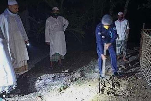 আইসোলেশনে মৃত নারীর দাফনে কবর খুঁড়লেন পুলিশ কর্মকর্তা
