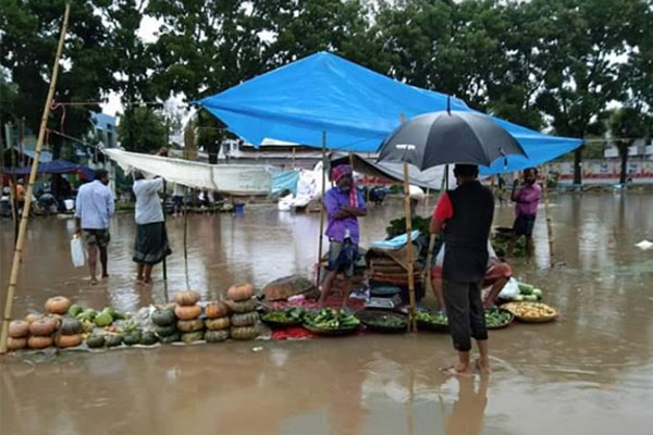 বিরামপুরে সবজি বাজারে হাঁটু পানি; বিড়ম্বনায় ক্রেতা-বিক্রেতা
