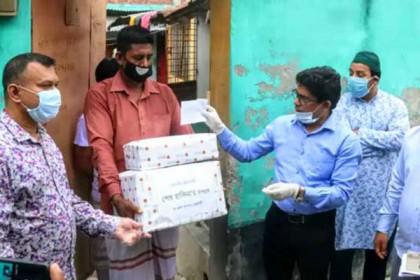 উপহার নিয়ে স্বাস্থ্যকর্মীর বাসায় রাজশাহীর ডিসি