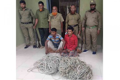 সুন্দরবনের ডিমের চর থেকে ফাঁদসহ ২ হরিণ শিকারি আটক
