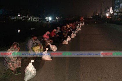 গভীর রাতে ত্রাণের জন্য র‌্যাব কার্যালয়ের সামনে অসহায় মানুষের দীর্ঘ লাইন