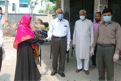 খুলনায় পাটকল শ্রমিকদের মাঝে আর্থিক চেক বিতরণ 