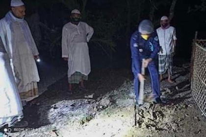 আইসোলেশনে মৃত নারীর দাফনে কবর খুঁড়লেন পুলিশ কর্মকর্তা
