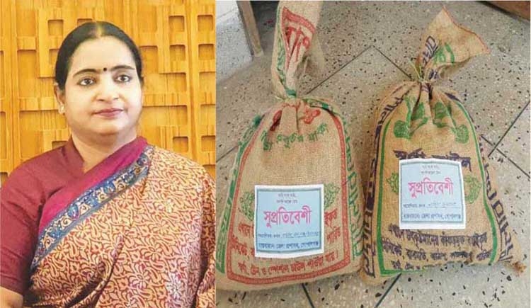 খাদ্য সহায়তা নিয়ে বাড়ির সামনে জেলা প্রশাসন