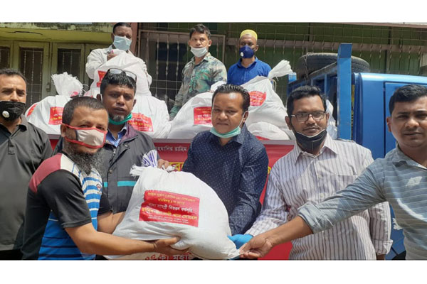 রাজধানীতে ১০০ পরিবারকে খাদ্য সামগ্রী দিলেন বিএনপি নেতা মাহবুব