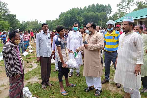 আইনমন্ত্রীর খাদ্য সহায়তা পেল ৯০০ পরিবার