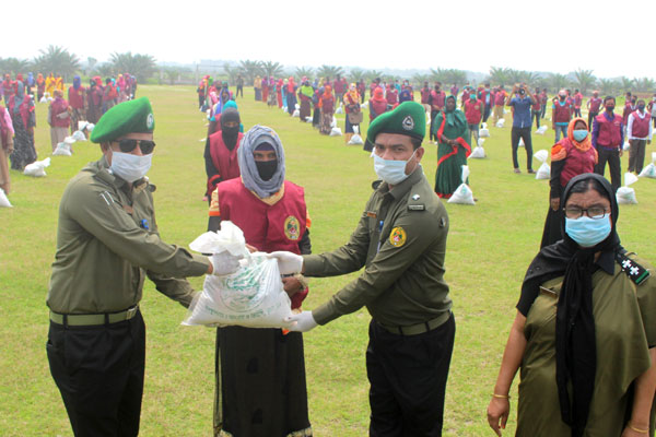 মুজিবনগরে আনসার ও ভিডিপির সদস্যদের মাঝে খাদ্যসামগ্রী বিতরণ
