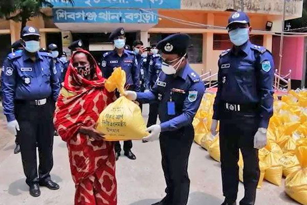 বগুড়ায় জব্দকৃত চাল অসহায় পরিবারে বিতরণ