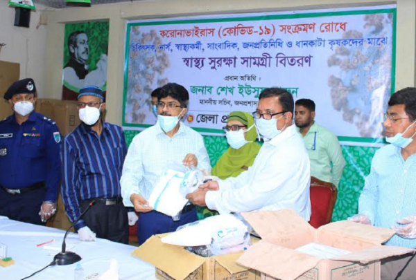খুলনায় চিকিৎসক-সাংবাদিক-কৃষকের মাঝে স্বাস্থ্য সুরক্ষা সামগ্রী বিতরণ