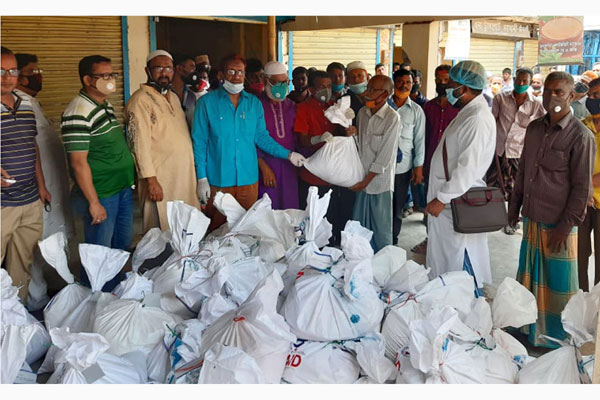 বগুড়ায় কর্মহীন শ্রমিকদের মাঝে এমপি সিরাজের খাদ্যসামগ্রী বিতরণ
