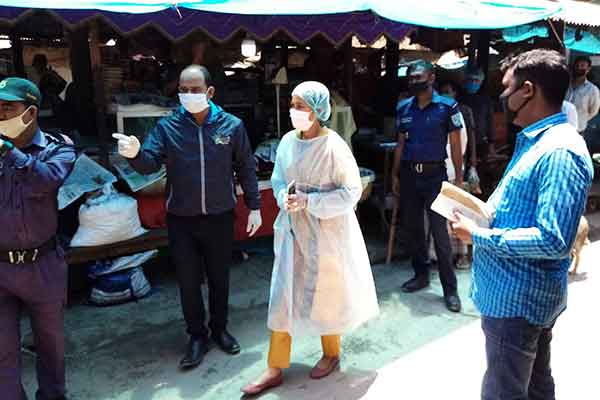 দোকান খোলা রাখার অপরাধে ফুলবাড়ীতে তিন ব্যবসায়ীকে জরিমানা