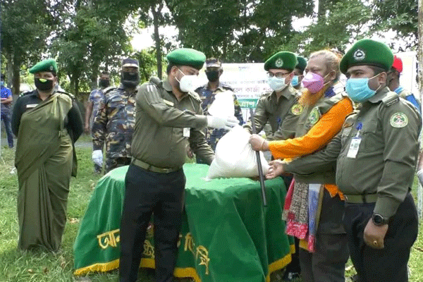 কুষ্টিয়ায় খাদ্য সামগ্রী বিতরণ

