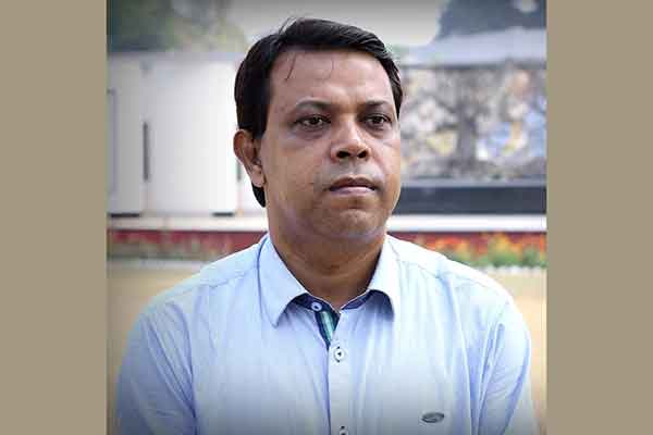করোনায় মানুষের পাশে দাঁড়াতে রাবি টিএসসিসি পরিচালকের গান 'জাগাও বিবেক'