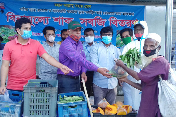 
কুড়িগ্রামে পত্রিকার হকার ও কর্মহীনদের মাঝে বিনামূল্যে সবজি বিতরণ