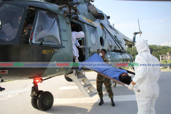 আহত যুবককে সাজেক থেকে হেলিকপ্টারে আনা হলো চট্টগ্রামে