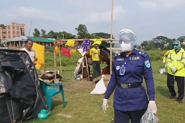 বেদে পল্লীতে ত্রাণ দিলেন এসপি শামসুন্নাহার


