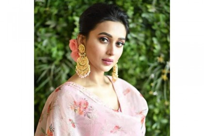 আল্লাহ শিগগিরই এই যুদ্ধ থেকে আমাদের বাইরে নিয়ে আসবে: মিমি চক্রবর্তী