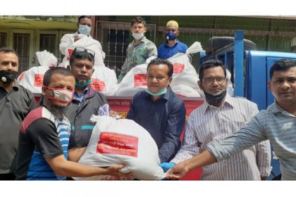 রাজধানীতে ১০০ পরিবারকে খাদ্য সামগ্রী দিলেন বিএনপি নেতা মাহবুব