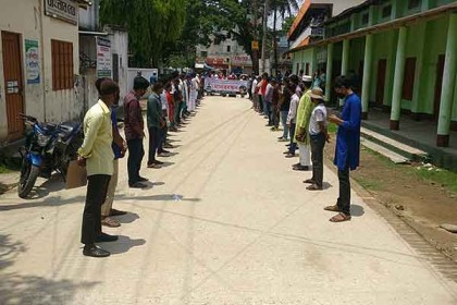 ময়মনসিংহে বিশ্ববিদ্যালয়  ছাত্র হত্যার প্রতিবাদে নেত্রকোনায় মানববন্ধন 