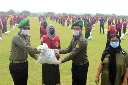 মুজিবনগরে আনসার ও ভিডিপির সদস্যদের মাঝে খাদ্যসামগ্রী বিতরণ
