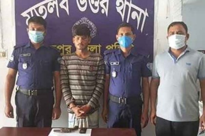 চাঁদপুরে অস্ত্রসহ যুবক আটক