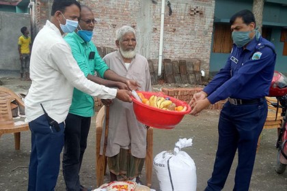 অসহায় বৃদ্ধের পাশে দাঁড়ালেন ওসি
