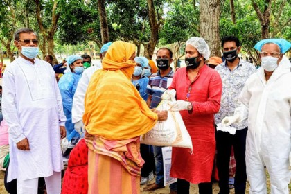 বগুড়ায় কর্মহীন মানুষের মাঝে 
খাদ্যসামগ্রী বিতরণ 