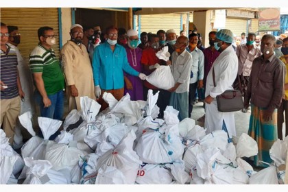 বগুড়ায় কর্মহীন শ্রমিকদের মাঝে এমপি সিরাজের খাদ্যসামগ্রী বিতরণ